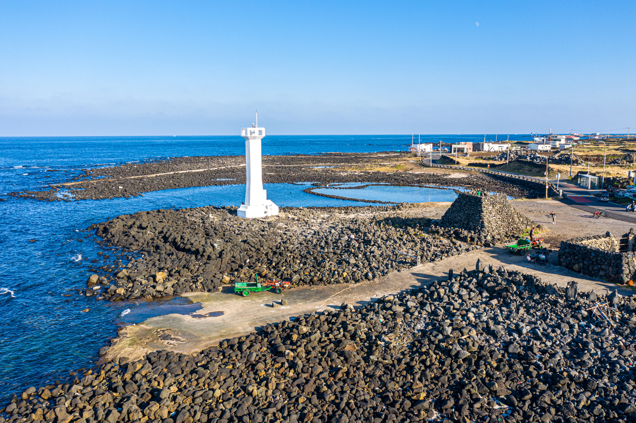 제주 해변 도로와 등대