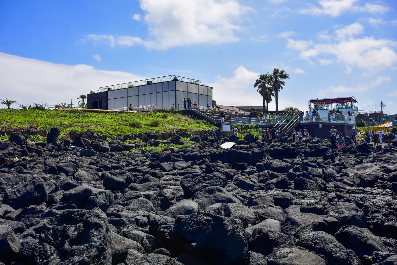 해변가의 감성적인 카페